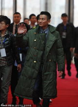 组图：最IN单品军大衣 刘德华范冰冰田亮全靠它