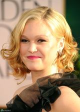 高清图：朱莉亚-斯蒂尔斯亮相红毯 黑裙复古华丽