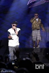组图：朴宰范等参加HIPHOP音乐节引爆火热现场