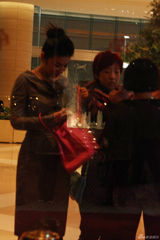 幻灯图集：黄奕低调现身香港 手持限量版名包