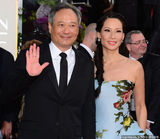 组图：华裔女星刘玉玲印花裙惊艳亮相金球红毯