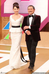 组图：刘丹天鹅绒西装亮相 获儿媳杨幂拉票