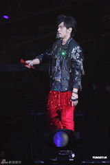 组图：周杰伦张惠妹同穿红裤默契对唱