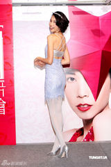 组图：莫文蔚加盟环球扮天鹅 买票挺冯德伦新片