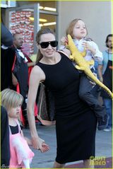 组图：安吉丽娜朱莉墨镜黑裙带孩子们购物