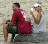 组图：曝超模海蒂-克鲁姆与保镖海滩亲密疑有新恋情