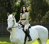 组图：脱衣舞娘万提斯变女骑士 身材凹凸骑白马