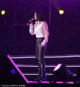 组图：“玉女”杨钰莹皮裙配皮靴 走潇洒路线