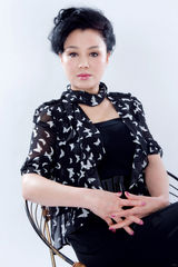 组图：于小慧新写真彰显高贵风韵