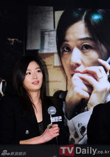 组图：韩片《柏林》试映会 全智贤黑裙亮相