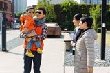组图：奶爸胡歌父爱爆棚 亲子装出镜直戳萌点