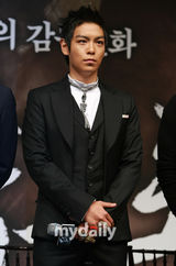 幻灯图：权相佑(权相宇)等出席新片《到炮火中去》发布会 