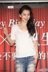 组图：邱黎宽庆生黄晓明送香吻