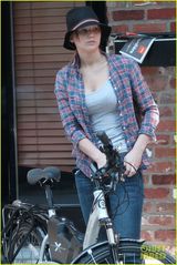 组图：劳伦斯悠闲骑单车 旧爱殷勤买早餐