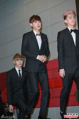 高清图：GD条纹装出席mama记者会 EXO正装帅气