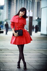 组图：徐立红色风衣街拍秀都市女人风范