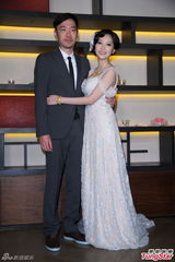 组图：20岁怀孕女星爆乳嫁张菲32岁儿子