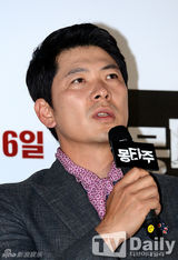 组图：《蒙太奇》试映 严正花灰裙红唇气场强