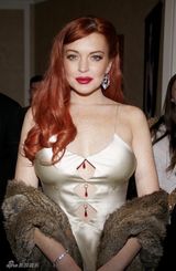 组图：林赛-罗韩出席首映金裙秀美背 红唇风骚献吻