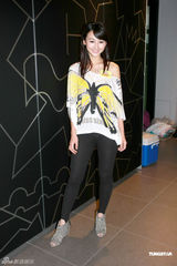 组图：曾志伟率众美女录美食节目 将开拍两部新戏 