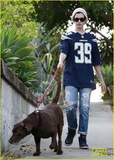 组图：安妮海瑟薇与老公共进晚餐 黑丝秀美腿