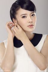 组图：张璇最新写真白裙端庄  褪去清纯变温柔熟女