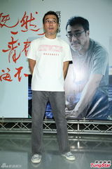 组图：李宗盛桃红衬衫开唱 称林忆莲唱得更好