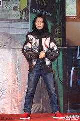 组图：萧敬腾亮相签书会长发飘飘 粉丝挤爆现场