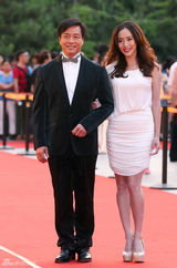 组图：《精忠岳飞》将播 黄晓明拄拐亮相红毯