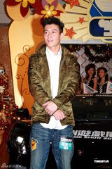 组图：陈冠希休闲装扮参加活动 笑容灿烂气色佳