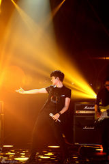 组图：歌手2邓紫棋白裙优雅 茜拉满文军补位