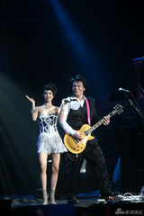 伍佰个唱工体变火星 孙燕姿蔡依林性感助阵(图)