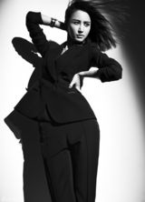 组图：张歆艺黑白个性写真 眼神犀利时尚高姿态