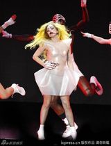 组图：Lady Gaga演唱会口味重 血腥骷髅手玩自摸