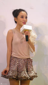 组图：李小璐助阵品牌活动 豹纹短裙可爱吸睛