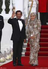 组图：威廉王子婚前晚宴 各国皇室成员盛装出席 