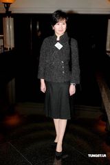 幻灯图集：赌王三太携女出席活动 透露赌王状况良好