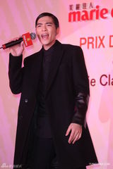 组图：萧敬腾张悬出席公益活动献唱表爱心