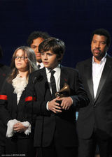 高清组图：杰克逊儿女为父代领奖 五歌星为MJ齐声唱