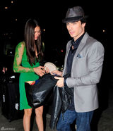 高清图：美剧情侣档妮娜-杜波夫和伊恩现身机场