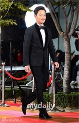 组图：李钟硕GD等闪耀颁奖红毯 女偶像尴尬跌倒