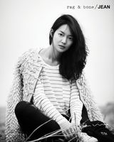 组图：韩星申敏儿最新服装写真 美腿甜笑令人着迷