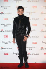 组图：陈晓东亮相街拍盛典粉丝尖叫