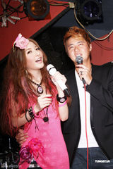 组图：许维恩开唱秀恩爱 吴亚馨送花篮力挺