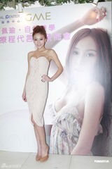 组图：嫩模何佩瑜接受隆胸疗程 向整容女星下战书