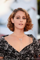 组图：处女作大奖评委亚里安妮-拉贝德现身红毯