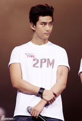 高清图：2PM菲律宾开唱 祐荣献唱当地民谣