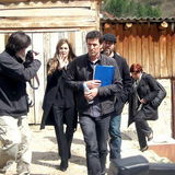 幻灯图集：朱莉皮特低调探访难民营 刻意躲镜头