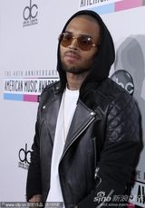 组图：全美音乐奖红毯女星争艳 比伯亲老妈鸟叔搞怪