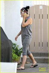 组图：凯蒂佩里素颜会友 穿拖鞋显邋遢